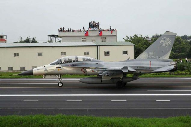 Tayvan haber ajans CNA'da yer alan habere gre, ilerinde bir F-16 da bulunan  sava ua, sabah saatlerinde Huatan blgesindeki ilek bir otobana indi.  