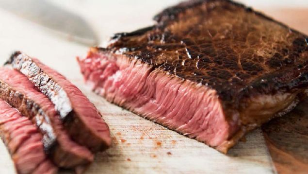 inko, demir ve B vitamini deposu olan dana eti sizi hem mutlu ediyor hem de uzun sre tok kalmanz salyor. Ancak yal paralardan uzak durun ve gnlk tketiminizin 180 gramn zerine kmamasna dikkat edin.                      