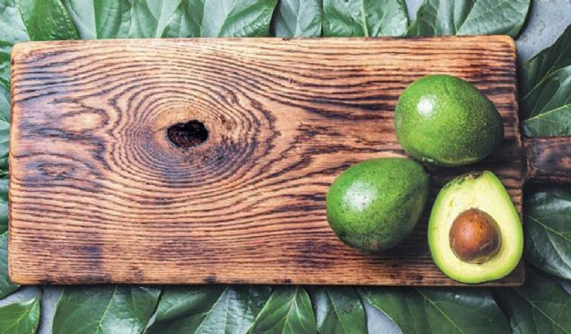 AVOKADO  <br><br>  Son yllarn favorisi avokadoyu, her gn yiyenlerde kt kolesterol seviyelerinde d gzlemlendiini biliyor musunuz?           