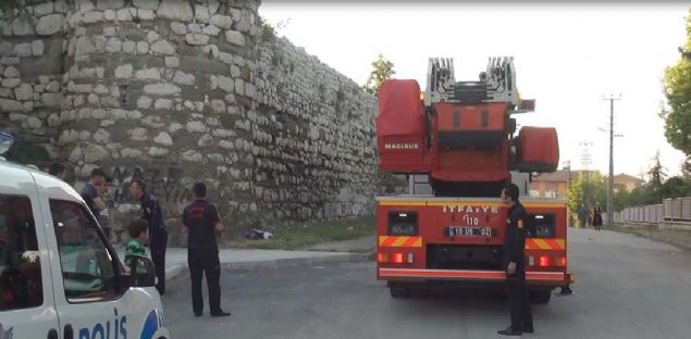 'Surlara trmandm. Yukardan baktmda ierisi ok gzel gzkyordu. Bir sre sonra da inmek istedim. Fakat inemedim. ki saat mahsur kaldm. Saolsun itfaiye ekipleri beni kurtard' dedi. 