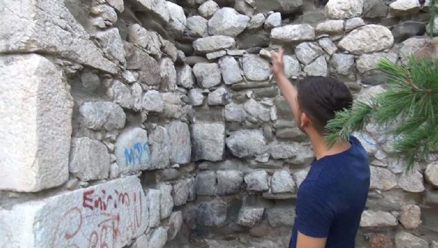 Surlardan inmek iin uzun sre aba sarf eden Bayram E., baarl olamaynca itfaiyeyi arayarak yardm istedi.  