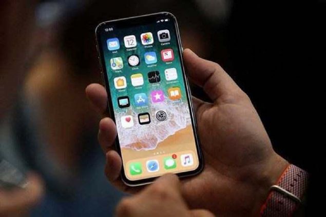 ABD merkezli teknoloji devi Apple, her yl olduu gibi Eyll aynda yeni iPhone modelini tantacak.   <br><br>  Sabrszlkla beklenen telefon hakknda her geen gn yeni bir detay gn yzne kyor.   <br><br>  imdi de kamera knts iermeyen iPhone 11'in grnts yaynland.      