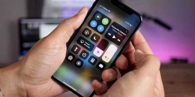 Apple'a ynelik baarl analizleri ve tahminleriyle tannan Ming-Chi Kuo, bu yl tantlacak yeni iPhone modelleriyle ilgili nemli ipular verdi.   <br><br>  Huawei Mate 20 Pro ve Galaxy S10 telefonlarda grdmz ters kablosuz arj teknolojisinin iPhone 11'lerde de bulunacana dikkat eken Kuo, bu sayede iPhone'larn artk baka telefonlar da kablo destei olmakszn arj edebileceine dikkat ekti.     