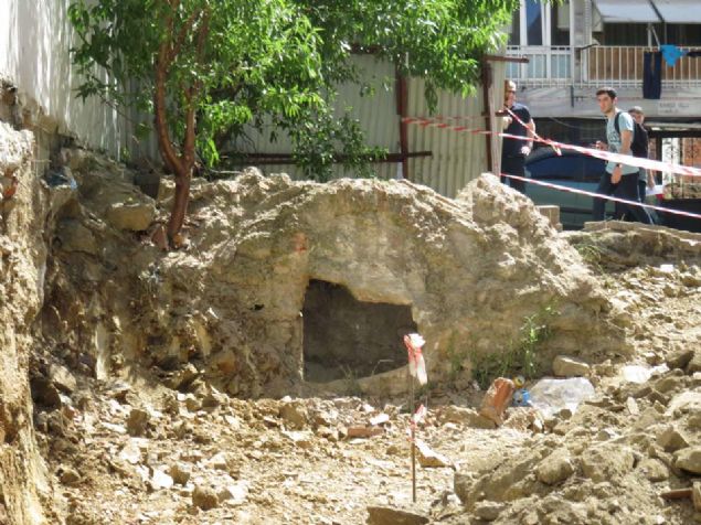 �sk�dar Muratreis Mahallesi T�knefes sokakta in�aat�n temel kaz�s� s�ras�nda tarihi kal�nt�lar ortaya ��kt�.  