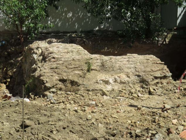 'Buras� tescilli bir parsel. Tescilli parsel �zerinde tarihi bir yap�, ge�mi�ten g�n�m�ze ula�an tarihi bir yap�n�n oldu�u g�steren bir parsel... 