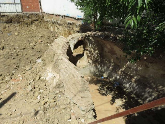 Vak�flar Genel M�d�rl��� bir tasarrufta bulunmu� tarihi kal�nt�lar�n �zerine bir apartman yapmaya karar vermi�ler... 