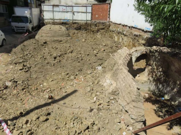 'Kanunen bunlar� yapmak zorundalar. Bundan sonraki s�re�te in�aat durdurulur. Arkeoloji M�zesi'nden yetkililer gelir denetimlerini yaparlar' diye konu�tu. 