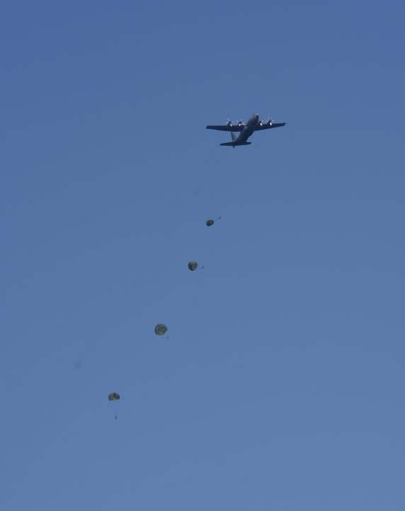 Kurtarma faailiyetini gerekletirmek iin Marmaris Aksaz Liman'ndan Akdeniz'e hareket eden TCG Alemdar DenizaltPersonel Arama Kurtarma gemisinde tatbikatla ilgilibrifing veren Kurtarma ve Sualt Komutan Deniz Kdemli Albay Niyazi Uur, 'Bu kapsamda kurtarma faaliyeti gerekleinceye kadar ihtiya duyulacak temiz havann verilmesi maksadyla dal hortumlar vastasyla harici havalandrma, acil yaam destek paketlerinin ulatrlmas,  