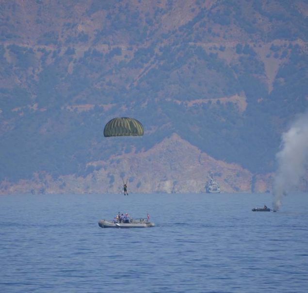 paratle arama kurtarma timi ile kazazedeleri sudan karma ve ilk tbbi mdahale, kazazedelere triyaj, tbbi tedavi ve en yakn tedavi merkezine tahliyeleri iin gerekli destein verilmesi faaliyetleri icra edilecek' dedi.  