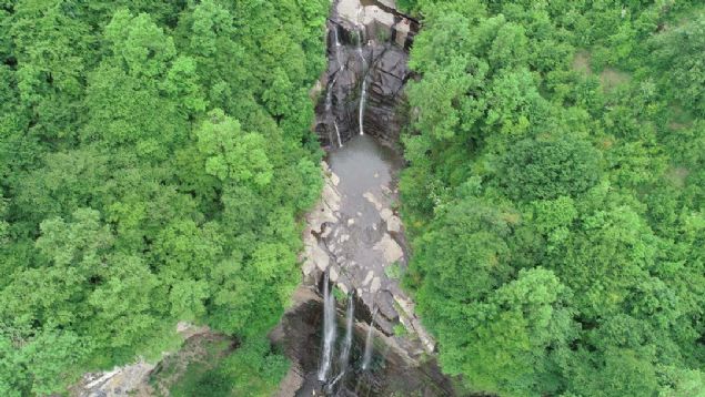 Yaklak 70 metre ykseklikten dklensu, doal bir gzellik oluturuyor.  