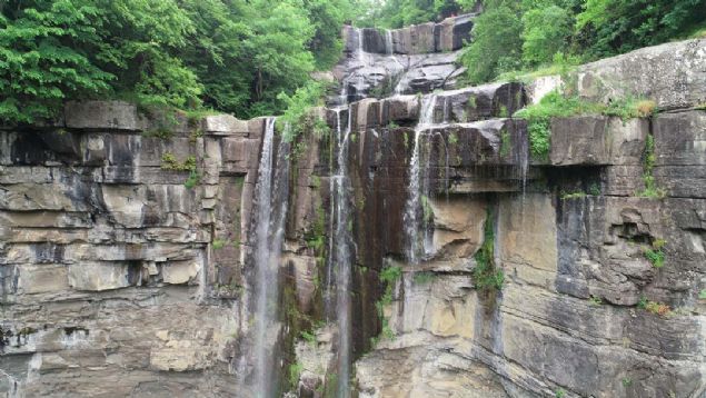 Grlmeye deer bir manzara sunan elalelerin kard sesde ziyaretiler tarafndan ilgiyle dinleniyor.  