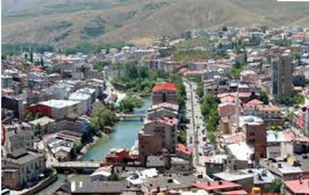 BAYBURT: Eldeki kaynaklara gre kasabann ortaadaki ad 'Paypert' ya da 'Pepert' idi. Bayburt ad buradan gelmektedir.                            