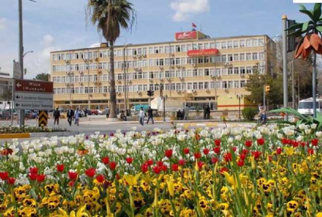 ADIYAMAN: Adyaman ilk zamanlarda, Piran Ky'nn yerine kuruluydu ve Perre adn tayordu.  <br><br>  Daha sonra Emeviler, buraya bir kale yaptrd. Kent de Mansur'un Kalesi anlamna gelen 'Hsn Mansur' adyla anlmaya baland.   <br><br>  Kent, 1. Selim zamannda alnnca Trkler, buraya Adyaman demeye baladlar.                              