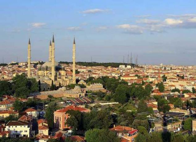 EDRNE: Romallar dneminde imparator Hadrianus tarafndan kurulduu iin ehir 'Hadrianopolis' dn alr.  <br><br>  Hadrianus'un ehri anlamna gelen bu szck, sonradan deimlere urayarak Edirne halini ald.                