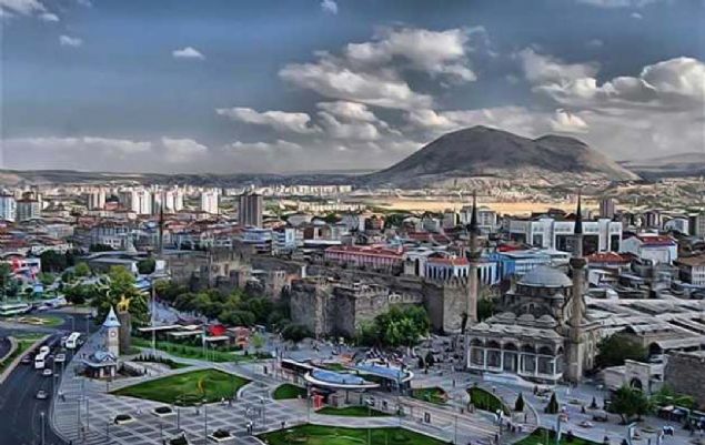 KAYSER: Romallar Mazaka adl ehri alnca buraya Kaysarea adn verdiler.  <br><br>  Yani mparator ehri anlamna gelir. Daha sonra Kayseri olarak halk arasnda yayld.             