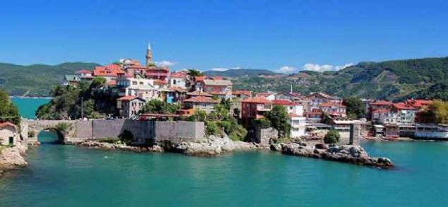 BARTIN: 'Parthenia'dan Bartn'a dnen adn kayna 'Parthenios'dur.   <br><br>  Bartn rmann antik adaki ad olan Parthenios; Yunan mitolojisinde, Okenaus'un ocuklarndan birisi ve 'Sular Tanrs'dr.  <br><br>  'Sular ilah veya Muhteem akan su' anlamlarna gelir. Bir baka anlam da 'Gen Bakire veya Gen Kzlar iin koro trkleri' 'Gen Bakire' ise, tanra Athena'nn bir sfat.                       