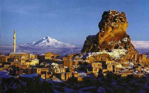 NEVEHR: Onsekizinci yzyla kadar ehir bir kyd ve ad 'Mukara' idi.  <br><br>  Daha sonra Nevehirli Damat brahim Paa kyn gelitirdi ve yeni ehir anlamnda Nevehir adn verdi.     