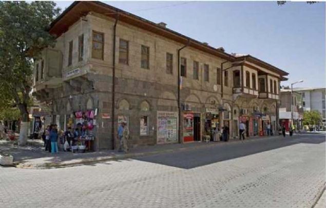 KARAMAN: lk ismi Laranda'dr. Seluklu ve Osmanllarda ki ismi Larende idi.  <br><br>  Karamanoullarnn bakenti olduundan buraya daha sonra Karaman ad verildi.             