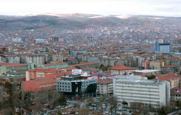 KIRIKKALE: Krkky ile kentin merkezinde bulunan Kaletepe'nin ksaltlarak birletirilmesinden ortaya kt sylenir.  <br><br>  Bu ismin halk tarafndan yaktrld kanaati yaygn olmakla beraber blgenin ismi Osmanl ariv belgelerinde 'Krkkal' eklinde gemektedir.   <br><br>  Aknclarn hcum ettiini duyan bizans kale komutan, btn barut dolu flar malubiyete dtklerinde havaya uurulmasn emreder, nitekim dnd gibi de olur ve flarla birlikte her ey yerle bir olur.  <br><br>  ehrin ismi ehitlerin kahramanlklarn ve kimliklerini ifade etmektedir.             