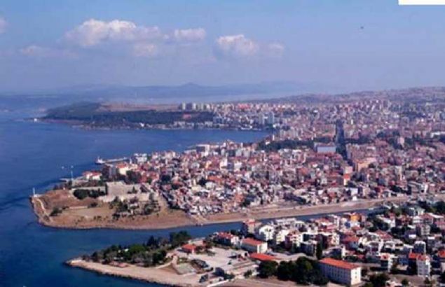 ANAKKALE: Marmara ve Ege denizlerini birletiren Boaz'daki ehir ve kasabalarn en by ve il merkezidir.  <br><br>  Boazn dou kysnda ve en dar yerinde kurulmutur. Burada denizini ekli tpk bir ana andrr. Bugnk ismini buradan alr.                   