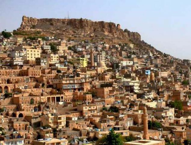 MARDN: Mardin ad Sryanice'de Marde'den geldii rivayet edilir.  <br><br>  Romallar 'Maride' Araplar ise 'Mardin' adn vermilerdir.   <br><br>  Dier bir rivayet gre ise Krtedeki Mer-din yani erkek, yiit grmek kelimesinden geldii sylenmitir.          