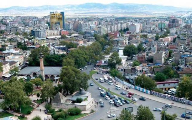 KAHRAMANMARA: Mara Hitit devrinde mehur kumandan 'Maraj' tarafndan kurulmutur.  <br><br>  Asurlularn 'Markasi' ve Romallarn 'Germanikya' dedikleri bu ehre slm ordular fethedince 'Mer'a' veya 'Reae', Trkler fethettikten sonra da 'Mara' denildi. 'Mer'a' 'titreyen yer' demektir.  <br><br>  Nil Vdisi, Lt Gl, Amik Ovas, Mara aras zelzele blgesidir. Bu sebeple Mer'a denildii sylenir.                