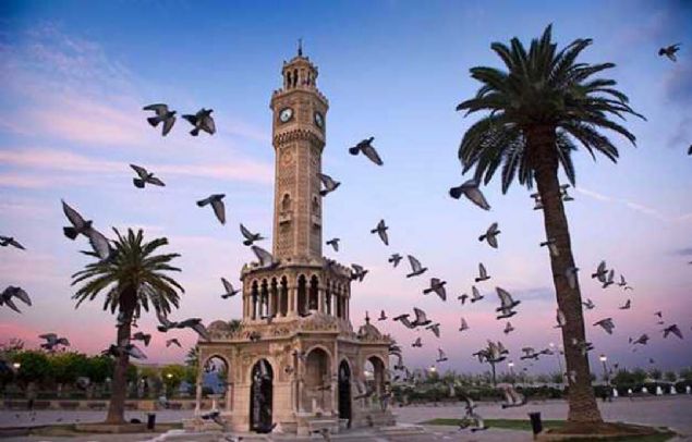 ZMR: ehrin asl ad 'Smyrna'dr.   <br><br>  zmir kelimesi smyrna'nn halk arasndaki kullan eklidir.  <br><br>  Homeros destanlarnda bu kent ismini Kbrs Kral Kinyras'n kz Smyra'dan alr ve tanra Artemis zmirli'dir.   <br><br>  Kimi kaynaklara gre de, zmir ehrini ilk kuran Hititler deil, Amazonlar'dr. (Hititler de buraya Navlhun adn vermilerdir.              