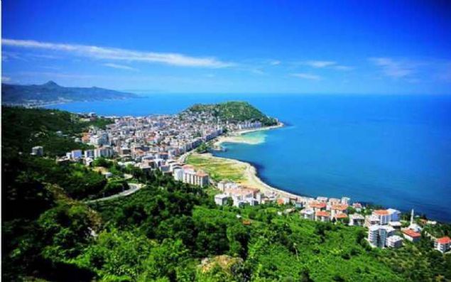 GRESUN: ehrin nerede kurulduu ve kimler tarafndan iskan edildii konusu tartmaldr.  <br><br>  Bu tereddt M.. 350 yllarna ait kaynaklarda da yer almaktadr.  <br><br>  Corafyac Strabon, Farnakia dedii ehrin; bugnk Giresun kentinin olduu yerde kurulduu zerinde durmutur.   <br><br>  Romal idareci Arrien Farnakia'nn eski adnn Kerasus olduunu belirtmi ve burann Sinoplular tarafndan kurulduunu yazmtr.               