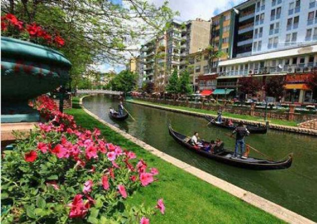 ESKEHR: Eski ad Doylaion'dur.  <br><br>  1080 ylnda Trkler buray ele geirdi. 1175 ylnda burasn Bizans geri ald.  <br><br>  Klarslan bu ehri daha sonra geri alnca, ona 'Bizim eski ehrimiz' anlamna gelen Eski ehir adn verdi.               