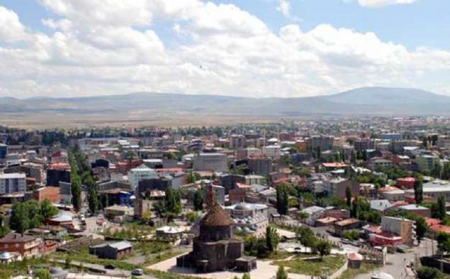 KARS: M: 130-127 ylnda buraya yerleen Karsak oymandan dolay ehre Kars ad verilmitir.  <br><br>  Kars kelimesinin anlam ise deve ya da koyun ynnden yaplan elbise veya al kua anlamna gelir.             