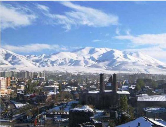 ERZURUM: Ard Rum kelimesinden gelir. Yani Rum topra demektir.  <br><br>  Dier bir rivayete gre de Seluklular buraya Erzen-Rum demilerdir.  <br><br>  Erzen dar demektir. ehir o zamanlar bir tahl ambar olarak kullanlmtr.                