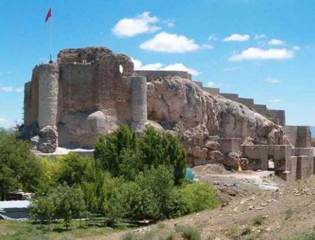 ELAZI: 1834 ylnda Mezra denilen yerde kuruldu.  <br><br>  1862 ylnda buraya o sradaki padiah Abdlaziz'in onuruna 'Mamuretlaziz' ad verildi.   <br><br>  Bu ismi uzun bulan halk onu Elaziz olarak ksaltt. 1937 ylnda Elaz'a evrildi.                