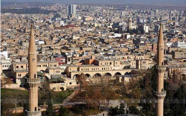 ANLIURFA: Eski ad 'Orhoe veya Orhai'dir.  <br><br>  Daha sonra Araplar tarafndan 'R'ya evrilmitir. Bir dier rivayete gre ise Krteden gelmekte olup R yani gne demektir.  <br><br>  ehir Babil hkmdar Ramis-Nemrut tarafndan kuruldu.  