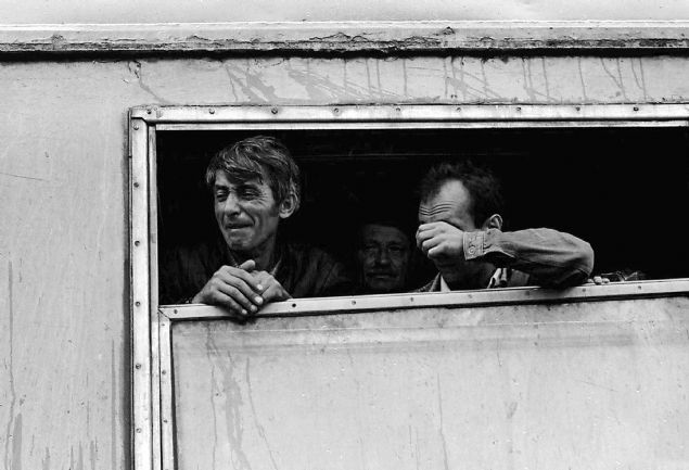 Yeni araba 6- 10 bin leva iken, insanlarn trajedisinden yararlanan frsatlar bununla on binlerce leva kazan salamt. Kapkule'ye taksiler 1000 leva alrken, insanlar ev, daire, arsalar ve mal varlklarn  satamadan blgeden ayrlmak zoruna kalmt. Aylar sonra emniyet, parti, savc, yarg gibi st dzey kurumlardan komnist brokratlar pasaport kartma, eski otomobil satma veya Kapkule'ye ulam salamak iin rvetler ald ve bu insanlk dramn frsata evirdii anlalmt. Kapkule, Edirne, Bursa stanbul'da oluturulan gmen adr kamplar on binlerce Bulgaristan Trk'n toplamakta zorlanm;  21 Austos 1989'da Ankara geici olarak snrn kapatlmasn kararlatrmt.     