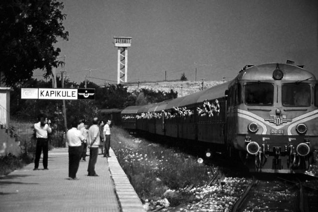  AYDA 360 BN K G ETT  <br><br>  3 Haziran- 21 Austos 1989 tarihine kadar gayri resmi verilere gre 360 bin Bulgaristan Trk Trkiye'ye g etti. O dnem 2'nci Dnya Sava'ndan sonra yaanan en byk zorunlu g dalgas olarak tarihe geen gte, 40 bin kii Jivkov rejiminin sona erdii, 10 Kasm 1989 tarihine kadar geri dnd. Daha sonraki dnemlerde de 100 bine yakn soydan Trkiye'den Bulgaristan'a geri dnd tahmin ediliyor.      