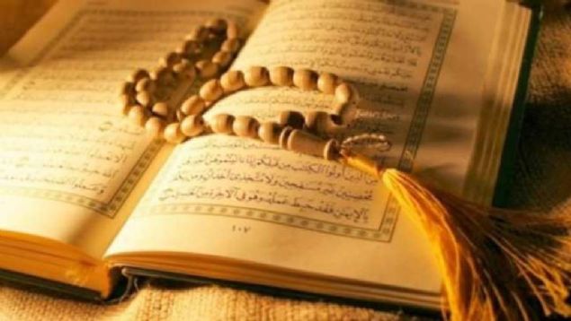 Bu gecede melekler yeryzne iniyor. Btn her yere dalyorlar.  <br><br>  Zikreden, sohbet eden, namaz klan, Kur'an okuyan, iyilik yapan, yetim ba okayan, anne duas alan her bir yere rahmet kanatlarn yayyorlar.      