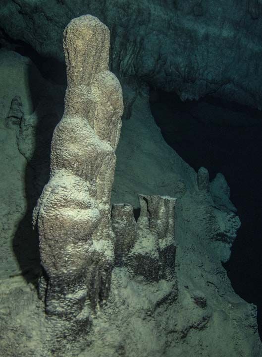 Yaklak 40-50 metre ilerledikten sonra 2 metre genilii ve 3 metre ykseklii olan ikinci bir kap daha grdk.        