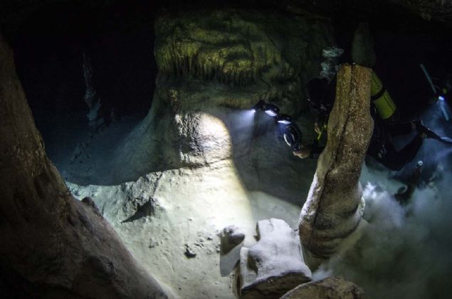 Fenerlerimizi atk ve ieri doru girmeye baladk. Byke bir girii olan ve tekilerden daha byk bir kovuktu bu.        