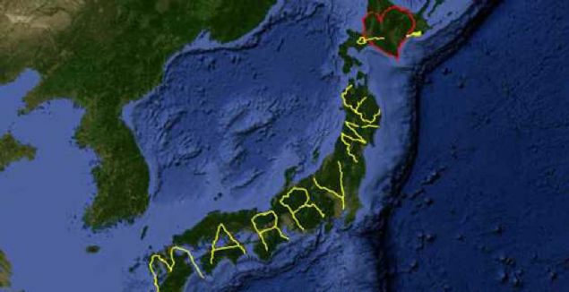 Hatta onlardan biri olan Nick Yassan bu y�ntemle k�z arkada��na evlenme teklif etmi�ti.  <br><br>  'Marry me?' yani 'Benimle evlenir misin?' yazmak i�in 7,163 kilometrelik bir yolculu�a ��kan sanat�� Stephen'�n aksine sadece bisiklet kullanm�yor.   <br><br>  Ayn� zamanda araba ya da vapur kullan�yor, bazen de y�r�yerek seyahat ediyor.  