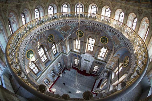 Abidevi olarak tasarlanan bat�daki avlu kap�s�n�n mermer kabartmal� lotus ve rumilerden olu�an bitkisel s�slemeli al�nl���n�n ortas�nda, Sultan Abd�laziz'in tu�ras� bulunuyor.     