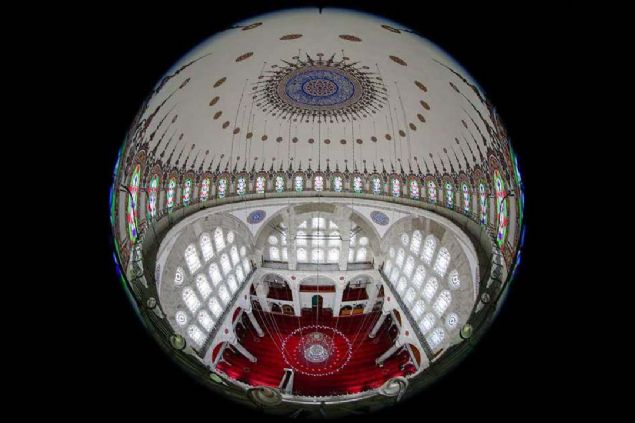 Mihrimah Sultan Camisi   <br><br>  �stanbul'un en y�ksek tepelerinden biri olan 6 tepede bulunan Mihrimah Sultan Cami, Kanuni Sultan S�leyman'�n k�z� Mihrimah Sultan taraf�ndan 1562-1565 y�llar� aras�nda Mimar Sinan'a yapt�r�ld�.     