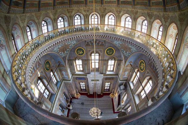 G�rkemli mimarileri, esteti�i ve ince i��ilikleriyle g�renleri b�y�leyen selatin camileri, hep bir k�lliyenin par�as� olarak in�a ettirildi.  <br><br>  K�lliyelerin i�inde caminin yan� s�ra hanlar, hamamlar, medrese, imarethaneler, �e�meler, muvakkithaneler ve h�nkar mahfili de yer al�yordu.   <br><br>  �stanbul'da, en �ok ziyaret edilen selatin camileri aras�nda bulunan Ey�psultan, S�leymaniye, Pertevniyal, Fatih ve Mihrimah Sultan camilerini, AA fotomuhabiri Kadir Gecesi dolay�s�yla bal�kg�z� objektif ile g�r�nt�ledi.        