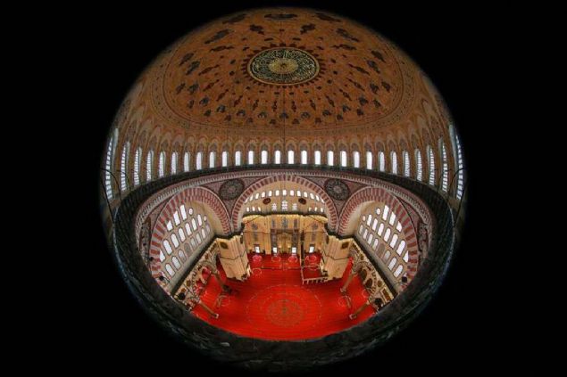 Mimar Sinan'�n kalfal�k eseri 'S�leymaniye'   <br><br>  Mimar Sinan'�n kalfal�k d�neminde 7 y�lda tamamlad��� �stanbul'daki en muhte�em eseri S�leymaniye Camisi, dahiyane bir yap� olarak y�llara meydan okuyor.   <br><br>  Tarihi eser, heybetli kap�lar�ndan i�eri girildi�i andan itibaren ziyaret�ilerine hissettirdi�i manevi huzurun yan� s�ra, mimarisiyle de kendisine hayran b�rak�yor.        