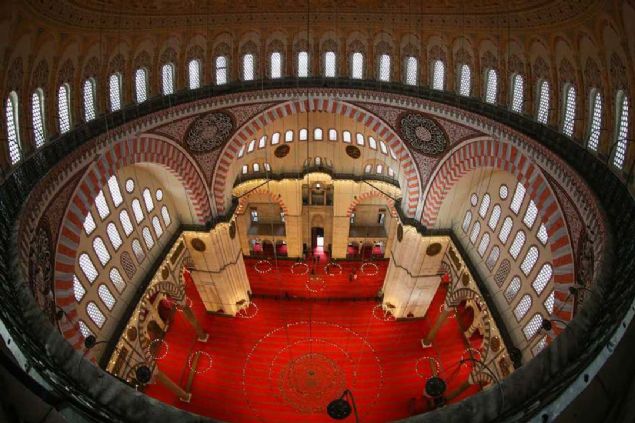 S�leymaniye Camisi'nin bir ana kubbesi, 2 yar�m kubbesi ve 2 �eyrek kubbesi ile 10 k���k kubbesi bulunuyor.   <br><br>  Ana kubbe d�rt fil aya��na, kubbe kemerleri ise, d�rt b�y�k granit s�tuna istinat ediyor.  <br><br>  32 pencereli kubbe 27,25 metre �ap�nda ve yerden 53 metre y�kseklikte.      