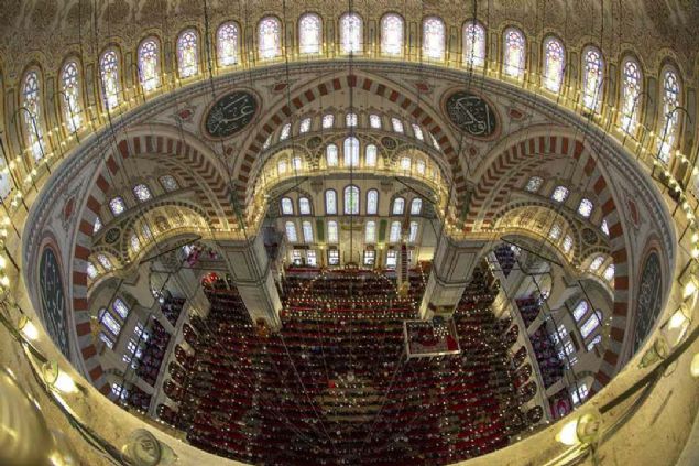 Medrese, dar���ifa, tabhane, imaret, kervansaray, hamam, s�byan mektebi, k�t�phane, muvakkithane ve t�rbelerden olu�an k�lliye ve cami, 1463-1470 y�llar�nda in�a ettirildi.   