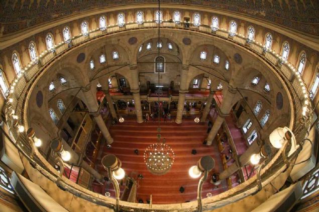 Dikd�rtgen planda, mihrab� ��k�nt�l� olan caminin merkez kubbesi, 6 s�tun ve 2 fil aya��na yaslanan kemerlere dayan�yor.   <br><br>  Etraf�nda yar�m kubbe, ortas�nda Ey�p Sultan T�rbesi, sandukas�n�n ayak ucunda bir p�nar, avlu ortas�nda as�rl�k bir ��nar bulunuyor.  <br><br>  Camiden �nce yan�nda in�a edilen Ey�p Sultan Hazretleri'nin T�rbesi, bu caminin �nemini vurguluyor.       