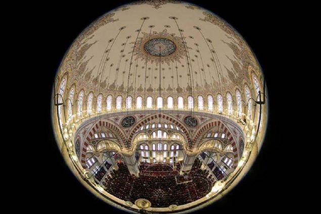 1766 y�l�ndaki depremde harap olan cami, 1767-1771 y�llar�nda devrin padi�ah� Sultan 3. Mustafa taraf�ndan d�nemin Hassa Ba�mimar� Mehmed Tahir A�a'ya yapt�r�ld�.  <br><br>  Caminin ihyas� s�ras�nda Mimar Tahir A�a, kalan klasik alt yap� ile yeniden yapt��� barok k�s�mlar aras�nda iyi bir uygunluk sa�lad�.   
