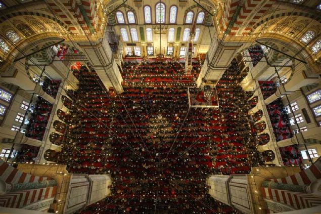 �stanbul'da, Osmanl� padi�ahlar� ve annelerinin d�nemin �nl� mimarlar�na in�a ettirdi�i, 35 selatin cami mevcut.   <br><br>  Osmanl� d�neminde selatin camilerinin in�as� iki �arta ba�l�yd�.  <br><br>  Selatin camileri ya padi�ah�n �nemli bir askeri zafer kazanmas� ya da �nemli bir ganimet elde etmesi �art�yla in�a edilebiliyordu.         