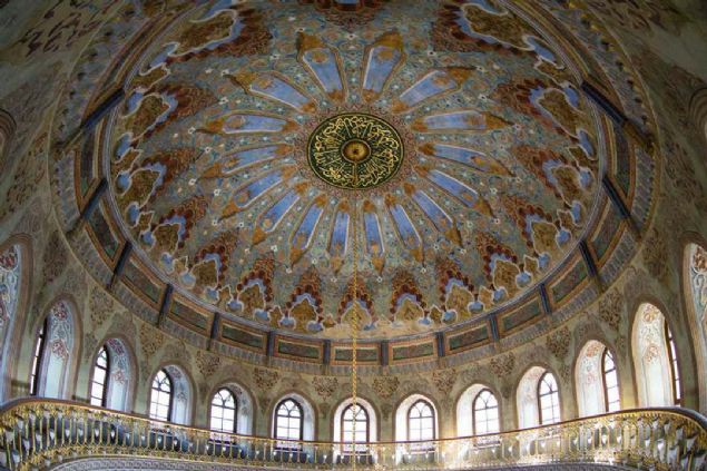 K�lliyenin in�aat� 16 Ekim 1868-9 Ocak 1871 y�llar� aras�nda ger�ekle�ti.   <br><br>  K�lliyenin i�inde yer alan 7 adet d�kkan�n in�as� i�in harcanan para Pertevniyal Valide Sultan'�n vak�f gelirleriyle �dendi.       