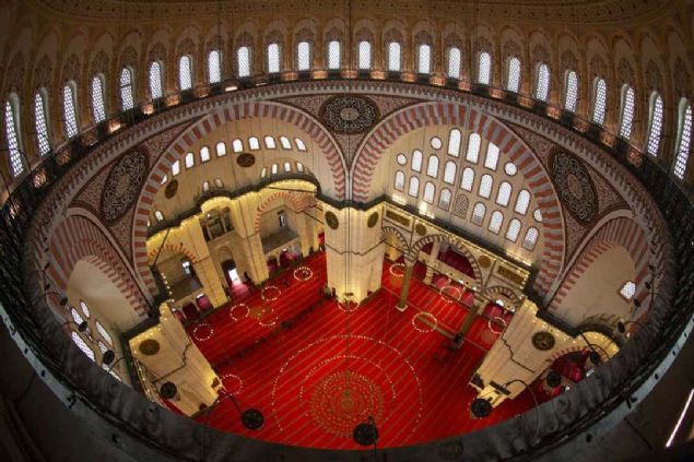 Yakla��k 3500 metrekarelik i� alana sahip olan caminin uzunlu�u 59, eni 58 metre. 238 pencereden ���k alan cami, granit ve mermer s�tunlara dayanan h�nkar ve m�ezzin mahfili, minber ve mihrap i��ilikleriyle dikkati �ekiyor.    